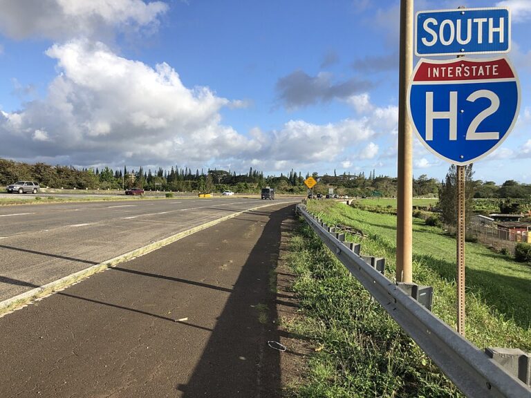 View south along Interstate H-2 near Exit 9 in Wahiawa in 2021